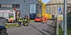 Einsatzkräfte der Feuerwehr stehen vor einem Logistikzentrum in Leimen (Rhein-Neckar-Kreis).