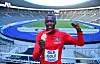 Owen Ansah jubelt mit Medaille bei der Deutschen Meisterschaft
