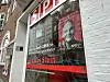 Die zersplitterte Scheibe des Wahlkreisbüros von Mathias Stein (SPD) in Kiel