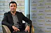Hakan Sükür sitzt auf einem Sessel.