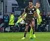 Hauke Wahl im Heidenheim-Trikot im Duell mit Aziz Bouhaddouz