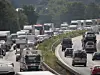 Der Verkehr staut sich auf der A7.