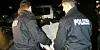 Polizisten nehmen den Autodieb fest. (Symbolfoto)