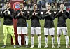Die israelischen Nationalspieler singen die Nationalhymne.