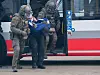 Spezialkräfte führen bei der Übung den Täter ab.