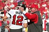 Bruce Arians(r.) schlägt einen seiner Spieler.