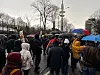 Die Teilnehmer der Demo trotzen dem Regen.