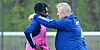 Horst Hrubesch im intensiven Austausch mit Bakery Jatta. Der Flügelstürmer ist bei der HSV-Legende wieder gesetzt.