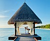 Sunset Acro-Yoga im Spa-Pavillon des Anantara Dhigu Maldives Resorts.