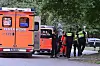 Sanitäter und Polizisten am Einsatzort in der Wetternstraße.