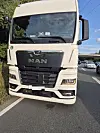 Der LKW steht auf dem Beschleunigungsstreifen der Autobahn