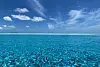 Im Anantara Dhigu Maldives Resort macht der Infinitypool seinem Namen alle Ehre.