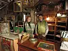 Jeanette Kratzert (l.) und Alessa Lippert (r.) von der Hanseatischen Materialverwaltung hinter deren Theke.