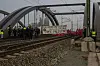„Pro-Palästina“-Demonstranten blockieren Gleise im Hamburger Hafen.
