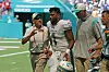 Quaterback Tua Tagovailoa wird vom Feld geführt