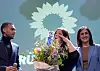 Katharina Fegebank steht mit einem Blumenstrauß in der Hand auf der Bühne.