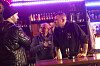 Drei Menschen hinter der Bar