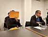 Der Angeklagte im Gericht mit seinem Verteidiger