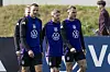 Jan-Niklas Beste, Robert Andrich, David Raum und Waldemar Anton gehen beim DFB-Training nebeneinander über den Platz
