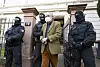 Dezember 2022: Bei einer Razzia gegen die mutmaßlichen Verschwörer führen vermummte Polizisten Heinrich XIII Prinz Reuß ab.