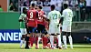 HSV- und Fürth-Profis diskutieren nach einem Foul an Jean-Luc Dompé