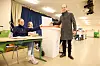 CDU-Kandidat Dennis Thering gibt seine Stimme im Wahllokal im Gymnasium Hummelsbüttel ab.