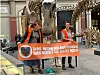 Zwei Klimaaktivistinnen haben sich im Berliner Museum für Naturkunde an den Haltestangen eines Dinosauriers festgeklebt