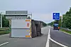 Ein Sattelzug liegt auf der Fahrbahn der A39.