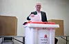 Hamburgs Bürgermeister Peter Tschentscher gibt seine Stimmen bei der Bürgerschaftswahl 2025 in Hamburg ab.
