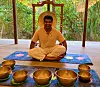 Der ayurvedische Arzt Dr. Vishnu nimmt mich beim Chakra-Yoga mit auf eine Klangreise.