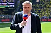 Didi Hamann bei einem Bundesligaspiel als Experte für Sky