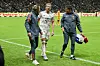 Harry Kane verlässt mit Unterstützung den Frankfurter Rasen