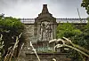 Das „Chemnitz-Bellmann-Brunnen-Monument“ vom Elbhang aus gesehen. Auf dieser Seite wird an Matthäus Chemnitz erinnert. Das Denkmal verfällt seit Jahrzehnten.