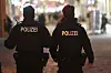Zwei Polizisten im Einsatz in der Fußgängerzone (Symbolbild).