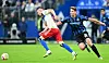 HSV-Profi László Bénes gegen Paderborns Maxi Rohr