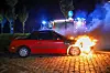 Das Cabrio brennt im Bereich des Motorraums. Die Polizei geht von Brandstiftung aus.