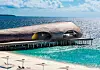 Angestoßen wird im St. Regis Vommuli Resort in der „Whale Bar“, im Bauch eines Walhais über dem Meer.