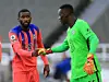 Shakehands mit Torwart Edouard Mendy. Innenverteidiger Antonio Rüdiger (links) feierte beim 2:0-Erfolg gegen Newcastle United ein gelungenes Startelf-Comeback für den FC Chelsea.