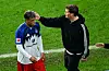 HSV-Trainer Merlin Polzin nimmt Angreifer Ransford Königsdörffer vom Platz.