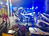 Feuerwehrleute untersuchen das Autowrack, mit dem ein Falschfahrer zusammengestossen ist.