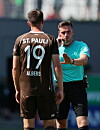 Schiedsrichter Tom Bauer mit St. Paulis Andreas Albers