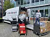 Ehrenamtliche vom Verein Der Hafen hilft beladen einen der vielen Transporter vor der ehemaligen Haspa-Zentrale am Wikingerweg