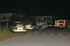 Streifen- und Rettungswagen parken vor der Flüchtlingsunterkunft.