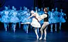Die Tänzer Edvin Revazov als Der König“ und Anna Laudere als „Prinzessin Odette“ tanzen auf der Fotoprobe von „Illusionen-wie Schwanensee“. Die Wiederaufnahme des 1976 uraufgeführten Balletts von J. Neumeier fand am 8. März 2018 an der Staatsoper Hamburg statt.