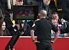 Premier-League-Schiedsrichter Mike Dean schaut sich eine Spielszene über den Videoassistenten erneut an.