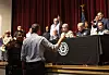 Der Demokrat Beto O'Rourke (r), der in diesem Jahr gegen den texanischen Gouverneur Abbott antritt, unterbricht eine von Abbott geleitete Pressekonferenz.