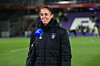 Liése Brancão steht vor einem Mikrofon