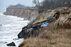 An der Steilküste zwischen den Ostseebädern Ahrenshoop und Wustrow in Mecklenburg-Vorpommern ist ein ehemaliger Überwachungsbunker der DDR-Streitkräfte abgerutscht.