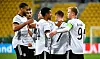 Josha Vagnoman (l.) jubelt mit der deutschen U21-Nationalmannschaft beim 4:0-Erfolg gegen den Nachwuchs aus Lettland.