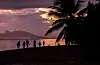 Menschen genießen den Sonnenuntergang am Strand von Punaauia, Vororte von Papeete, Westküste von Tahiti, Französisch-Polynesien.